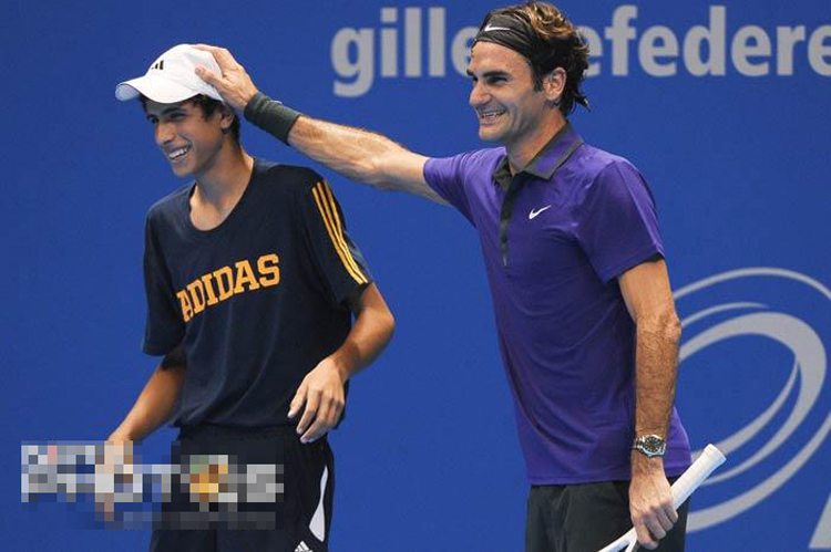 Niềm vui không chỉ xuất hiện trên khuôn mặt của Federer và cậu bé nhặt bóng, mà tất cả các khán giả chứng kiến đều rất mãn nguyện khi được thấy thần tượng vui đùa trên sân thi đấu.
